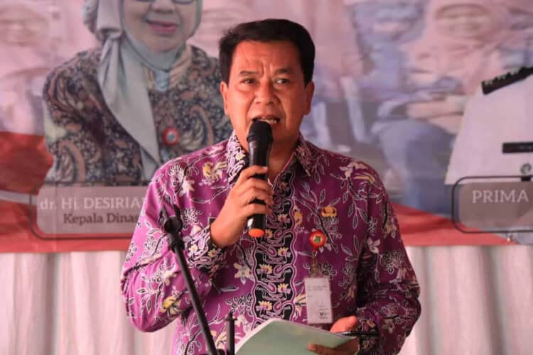 MENYAMBUT: Sekretaris Daerah Kabupaten Tangerang, Moch Maesal Rasyid saat menyambut kedatangan tim penilai Puskesmas Berprestasi Tingkat Provinsi di Puskesmas Bencongan, Jalan Emas, Kelurahan Bencongan, Kecamatan Kelapa Dua, Kamis (12/8). (ALFIAN HERIANTO)