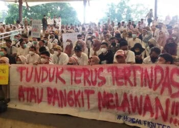 Tenaga honorer non kategori, desak kejelasan status melalui Pemprov Banten, Senin (15/8/2022). (LUTHFI/SATELITNEWS.ID)