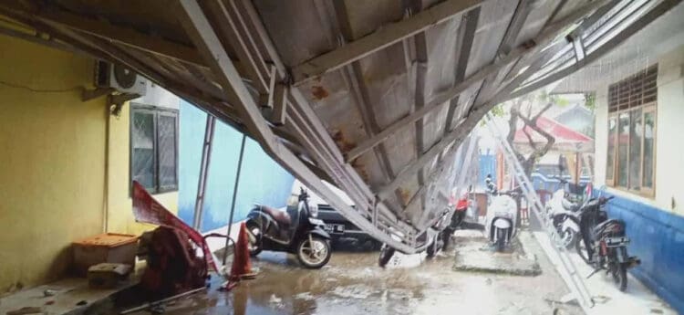 Kanopi kantor Kecamatan Bojong, ambruk diterjang angin kencang, Senin (15/8/2022). (ISTIMEWA)