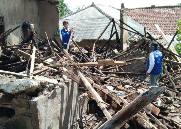 Sebuah rumah di Kampung Peteuy Sayak, Desa Ramea, Kecamatan Mandalawangi, Kabupaten Pandeglang, roboh, diterjang angin kencang, Senin (16/8/2022). (ISTIMEWA)