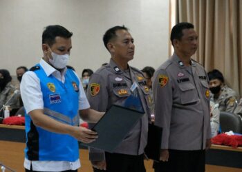 Wakapolda Banten, Brigjend Pol Ery Nursatary, memimpin pembacaan sumpah Fakta Integritas Perwira Alih Golongan (PAG) tahun 2022, di Mapolda Banten, Selasa (16/8/2022). (ISTIMEWA)