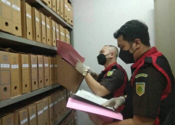 Satuan penyidik khusus, Kejari Kabupaten Pandeglang, sedang menggeledah berkas di Kantor Cabang BRI Cabang setempat, Selasa (16/8/2022). (ISTIMEWA)
