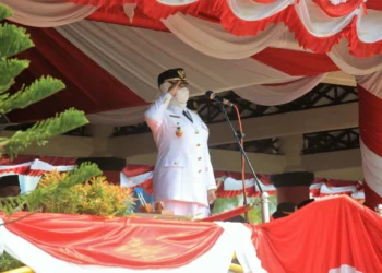 Bupati Pandeglang, Irna Narulita, sedang memberi hormat kepada bendera merah putih saat upacara HUT RI ke 77 Tahun 2022, di Alun-alun Pandeglang, Rabu (17/8/2022). (ISTIMEWA)