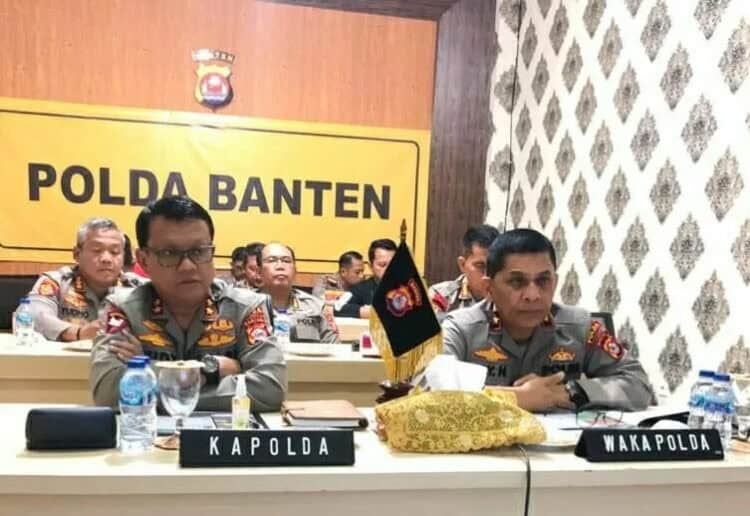 ZOOM MEETING - Kapolda Banten Irjen Pol Rudy Heryanto, didampingi Wakapolda Banten Brigjend Pol Ery Nursatary, sedang zoom meeting Anev situasi Kamtibmas pimpinan, di ruang Vicon, Kamis (18/8/2022) malam. (HERMAN SAPUTRA/SATELITNEWS.ID