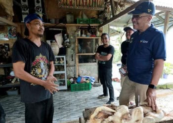 PJ Sekda Banten M. Tranggono, sedang berbincang dengan masyarakat. (ISTIMEWA)