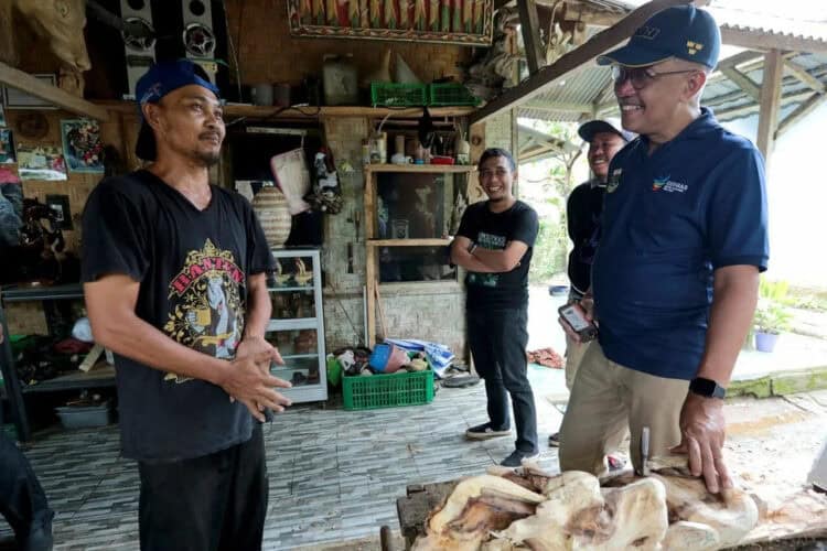 PJ Sekda Banten M. Tranggono, sedang berbincang dengan masyarakat. (ISTIMEWA)