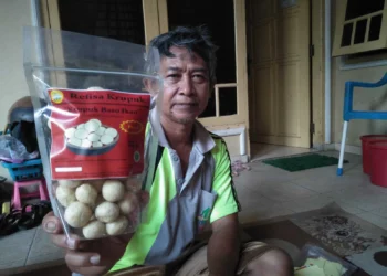 Ali Suryaman, pelaku UMKM di Kota Serang, menunjukkan produknya, Minggu (21/8/2022). (ISTIMEWA)