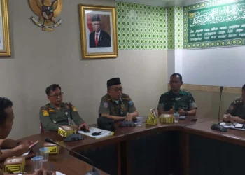 Pegawai Dinas Satpol PP Kabupaten Serang, menggelar rapat koordinasi penertiban pasar yang ada di wilayah Cikande. (ISTIMEWA)