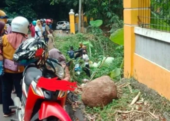 Jalan longsor di Taktakan, Serang, memakan korban, Senin (22/8/2022). (ISTIMEWA)