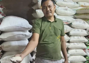 Seorang pedagang beras di Pasar Rau keluhkan kualitas. (ISTIMEWA)