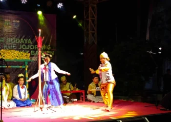 Pementasan seni Theater Tradisional Ubrug, di Bale Budaya Pandeglang, Sabtu (27/8/2022) malam. (SIDIK/SATELITNEWS.ID)