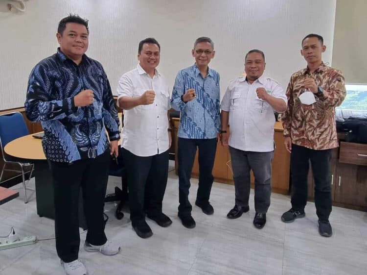 Caretaker Forum CSR Provinsi Banten, Gatot Yan S, berfoto bersama. (ISTIMEWA)