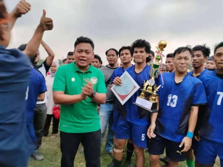 Anggota DPR RI Fraksi PPP, Iip Miftahul Khoir, berfoto bersama dengan para pemain bola. (ISTIMEWA)