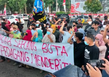 Para pedagang Cimol Cikande, Kabupaten Serang, berunjukrasa di Setkab Serang, Senin (29/8/2022). (SIDIK/SATELITNEWS.ID)