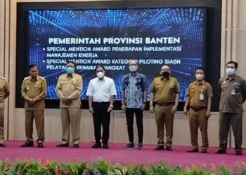 PJ Gubernur Banten Al Muktabar dan perwakilan Kepala Daerah Kabupaten/Kota Se-Banten, terima penghargaan. (ISTIMEWA)