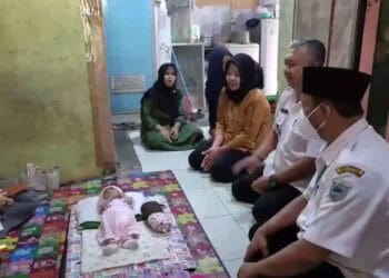 Muspika Banjar, Kabupaten Pandeglang, kunjungi rumah bayi malang yang lahir tanpa anus, Rabu (31/8/2022). (ISTIMEWA)