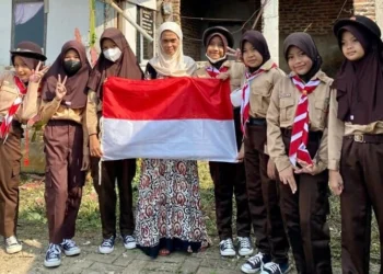 Pelajar SDN 4 Pandeglang, bagikan bendera merah - putih ke warga, guna semarakan HUT Kemerdekaan RI ke 77. (ISTIMEWA)