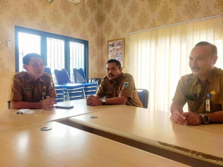 Kiri, Kepala BKPSDM Pandeglang, M Amri, didampingi jajarannya sedang diwawancarai wartawan, di Aula BKPSDM Pandeglang, Senin (15/8/2022). (ISTIMEWA)