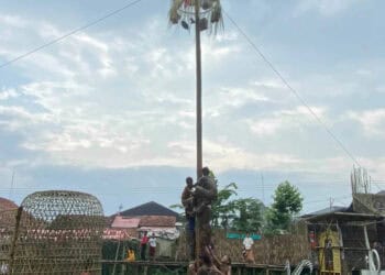 Para peserta sedang berjuang merebut hadiah panjat pinang, di area pesawahan Saung Karuhun, Minggu (21/8/2022). (NIPAL SUTIANA/SATELITNEWS.ID)