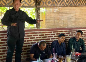 Mantan Calon Wali Kota Cilegon, H. Awab, sedang memberikan sambutan pada saat bersilaturahmi dengan wartawan, di salah satu rumah makan di Pandeglang, Rabu (24/8/2022). (ISTIMEWA)