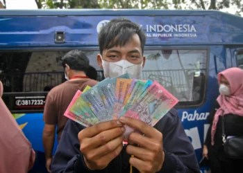 Foto Penukaran Uang Baru di Alun-Alun Kota Tangerang