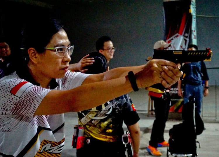 Foto Atlet Airsoft Gun Tangerang Latihan Menembak di Mal