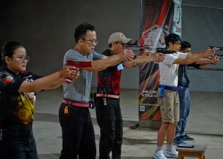 Foto Atlet Airsoft Gun Tangerang Latihan Menembak di Mal