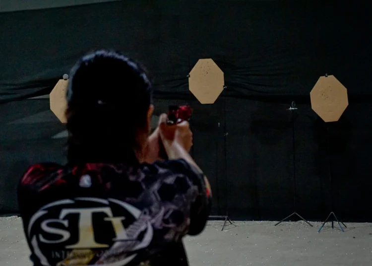 Foto Atlet Airsoft Gun Tangerang Latihan Menembak di Mal