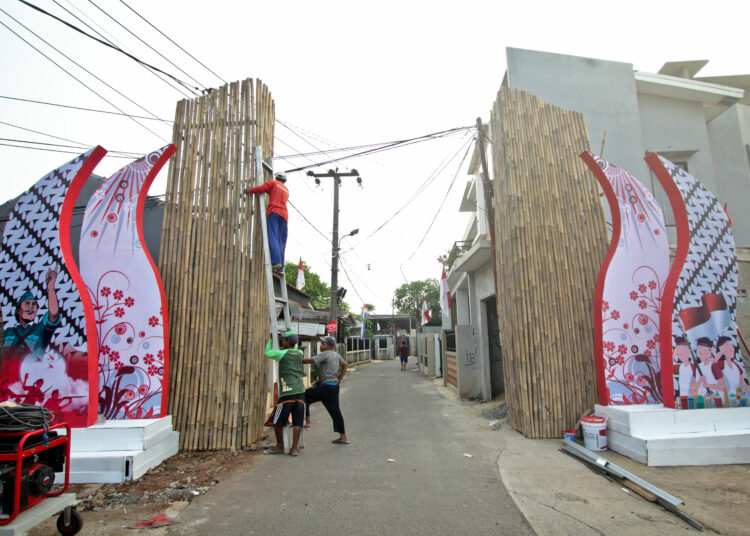 Foto Pembuatan Gapura Sambut Hari Kemerdekaan di Tangerang