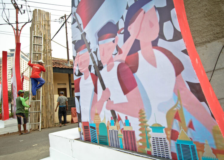 Foto Pembuatan Gapura Sambut Hari Kemerdekaan di Tangerang