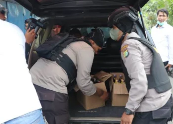 Polisi Amankan Puluhan Botol Miras dari Toko Kelontong di Cipondoh