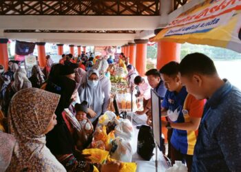 Warga sedang memburu sembako di pasar murah, yang diadakan Diskoperindag Pandeglang, di Pancaniti Alun-alun Pandeglang, Selasa (23/8/2022). (NIPAL SUTIANA/SATELITNEWS.ID)