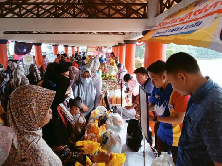 Warga sedang memburu sembako di pasar murah, yang diadakan Diskoperindag Pandeglang, di Pancaniti Alun-alun Pandeglang, Selasa (23/8/2022). (NIPAL SUTIANA/SATELITNEWS.ID)