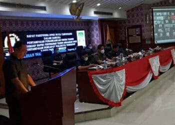 Ketua Badan Pembuat perda DPRD Kota Tangerang Edi Suhendi saat membacakan pandangan fraksi-fraksi dalam rapat paripurna, Kamis (25/08/2022). MADE/SATELIT NEWS.ID