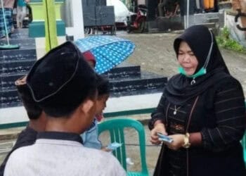 Dirut Perumdam Berkah Pandeglang, Euis Yuningsih, saat memberikan santunan yatim, beberapa waktu lalu. (ISTIMEWA)