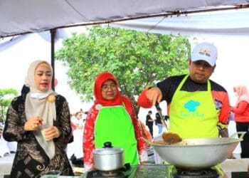 Masak Rendang Bersama Istri di Padang, Wali Kota Tangerang: Lamak Bana