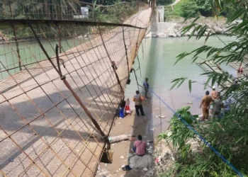 Bupati Iti Janjikan Perbaikan Jembatan Gantung Caping Lewat Dana BTT