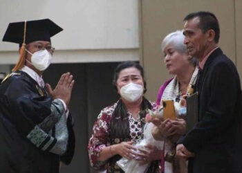 Tangis Untuk Brigadir J di Wisuda UT