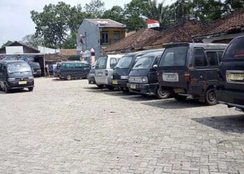 Sejumlah angkot mangkal di Pandeglang. (ISTIMEWA)