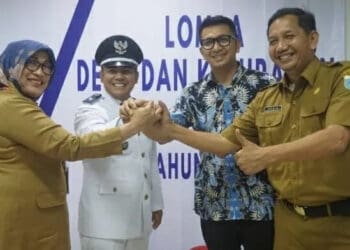 Wabup Pandeglang, Tanto Warsono Arban, foto bersama dengan Kades Bandung usai menghadiri lomba desa tingkat regional di Kantor Kemendagri Bina Pemerintahan Desa, Senin (5/9/2022). (ISTIMEWA)