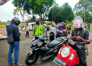 Samsat Pandeglang dan Satlantas Polres Pandeglang, sedang memeriksa surat-surat pengendara yang melintas di jalan Raya Pandeglang-Labuan, Kamis (8/9/2022). (ISTIMEWA)