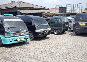 Ratusan angkot terparkir di wilayah Mengger, karena sedang mogok beroperasi, Senin (5/9/2022)