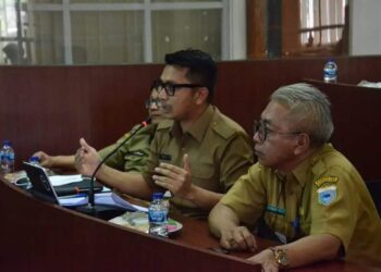 Wabup Pandeglang, Tanto Warsono Arban, didampingi jajarannya sedang melakukan Monitoring dan Evaluasi Keterbukaan Informasi Badan Publik tahun 2022  secara virtual, Senin (12/9/2022). (ISTIMEWA)