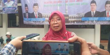 Dirut RSUD Berkah Pandeglang, Eniyati, sedang di wawancara wartawan di lingkungan Pendopo Pandeglang, beberapa waktu lalu. (DOKUMEN/SATELITNEWS.ID)