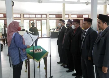 Bupati Pandeglang, Irna Narulita,  melantik pengurus Baznas Kabupaten Pandeglang, di Aula Pendopo Pandeglang, Jumat (2/9/2022). (ISTIMEWA)