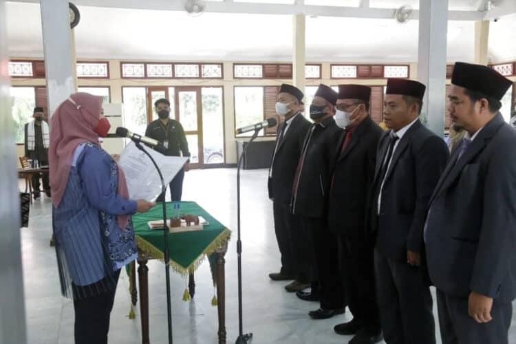 Bupati Pandeglang, Irna Narulita,  melantik pengurus Baznas Kabupaten Pandeglang, di Aula Pendopo Pandeglang, Jumat (2/9/2022). (ISTIMEWA)
