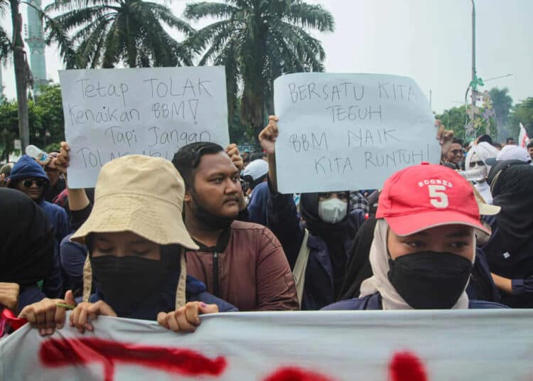 Foto Aksi Unjuk Rasa Tolak Kenaikan Harga BBM di Kota Tangerang