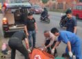 Anggota Satlantas Polresta Serang Kota, mengevakuasi korban kecelakaan di Kampung Serdang, Desa Serdang, Kecamatan Kramatwatu, Kabupaten Serang, Senin (26/9/2022) pukul 04.00 WIB. (ISTIMEWA)