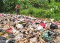 Sampah dibiarkan berserakan di jalan, tepatnya di Kampung Kadupandak, Kelurahan Pandeglang, Kecamatan Pandeglang, Kabupaten Pandeglang, Senin (26/9/2022). (ISTIMEWA)