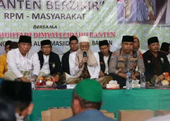 Abuya Muhtadi Cidahu, pimpin Istighosah Akbar di Serang. (ISTIMEWA)